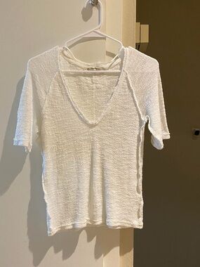 Free people White Textured V-Neck Women’s Top